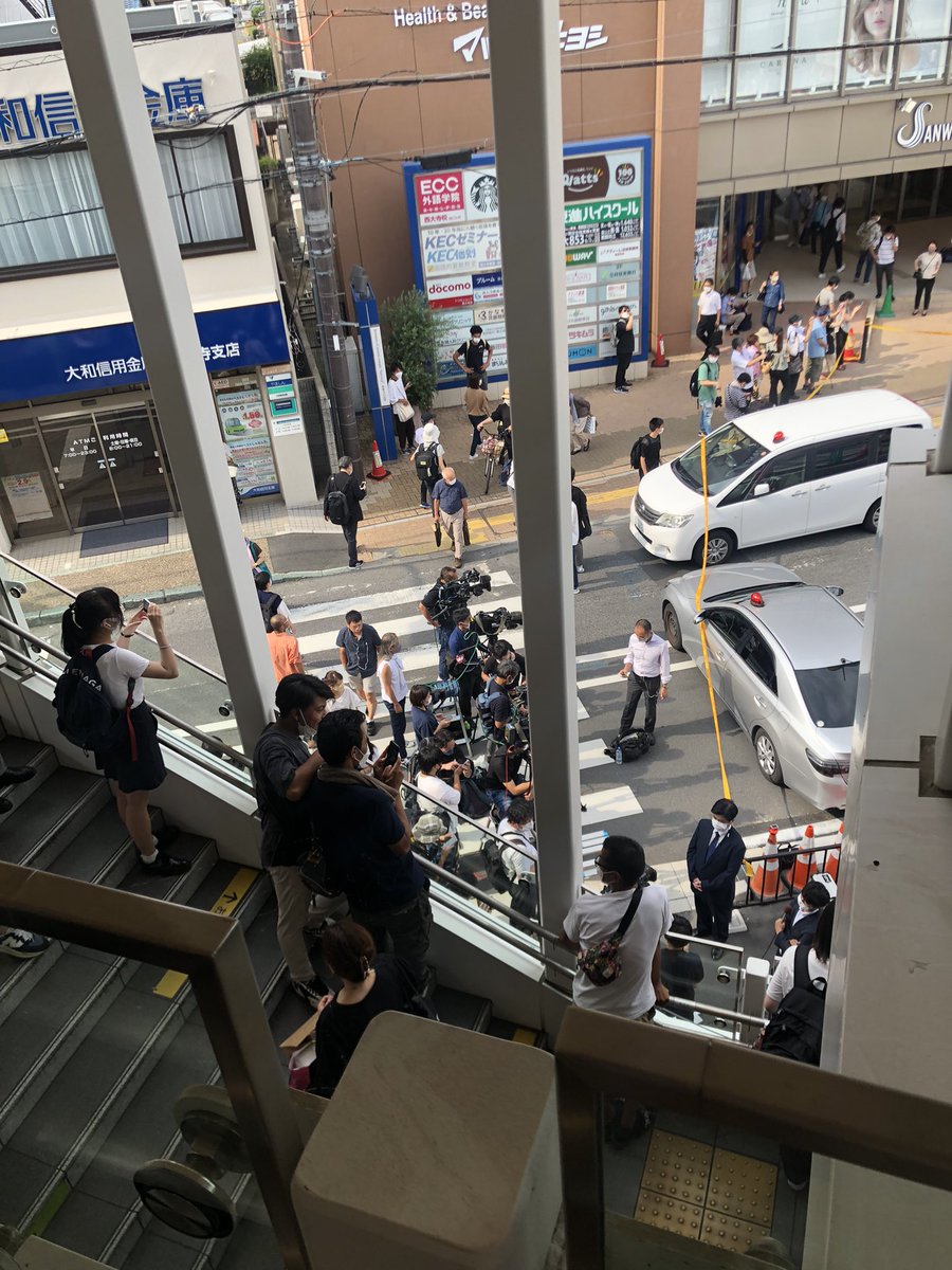 Mh_Tub's tweet photo. 最初雷かなあ思ってたら違うかった😰銃声の音も初めて聞いたし悲鳴も聞こえたしびっくりした😰😰
職場の下マスコミだらけ😰 https://t.co/GIVwfHANqA