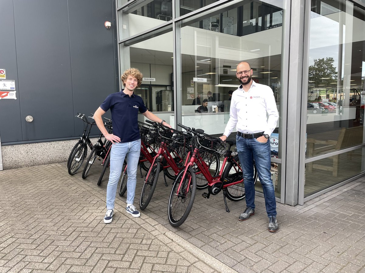 Vanaf heden ook e-bikes als vervangend vervoer bij Van Gent. Lekker op de fiets naar werk of huis. Of een rondje toeren in onze mooie fietsregio terwijl wij uw auto servicen. 
Boek er een bij het maken van de afspraak.
Dank aan Nick Veenendaal van <a href="/ReinVeenendaal/">Rein Veenendaal</a> bv 👍🏻