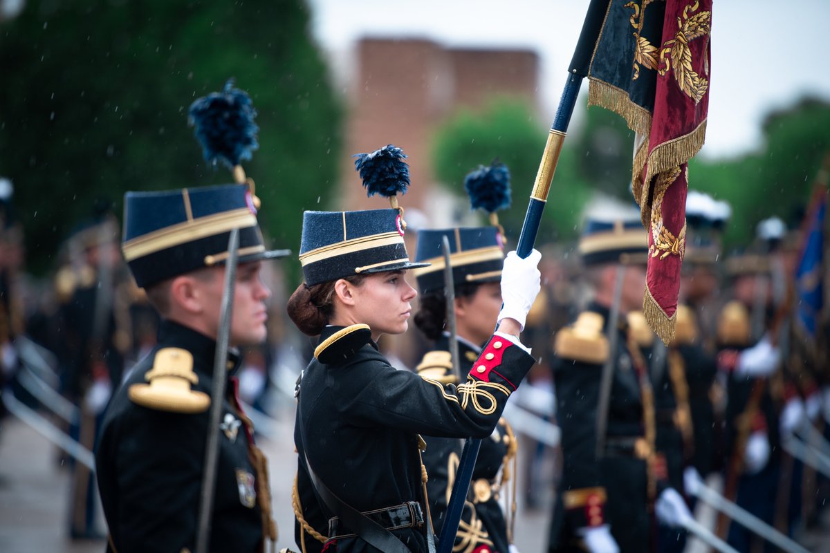 Gendarmerie's tweet photo. #EOGN 🇫🇷 Vous aimez les belles tenues ? Nous aussi ! Retour en images sur la cérémonie de fin de cursus de la 127e promotion « Général de division Morel » et baptême de la 128e promotion « Combat de Pontlieue »   
📷 T. Doublet #Gendarmerie #SIRPA https://t.co/sJ9QJtWEKD