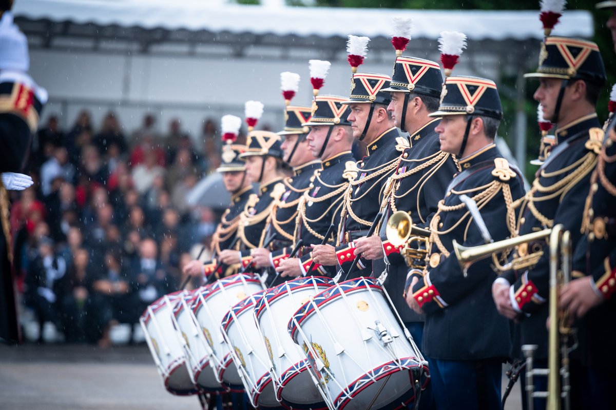 Gendarmerie's tweet photo. #EOGN 🇫🇷 Vous aimez les belles tenues ? Nous aussi ! Retour en images sur la cérémonie de fin de cursus de la 127e promotion « Général de division Morel » et baptême de la 128e promotion « Combat de Pontlieue »   
📷 T. Doublet #Gendarmerie #SIRPA https://t.co/sJ9QJtWEKD