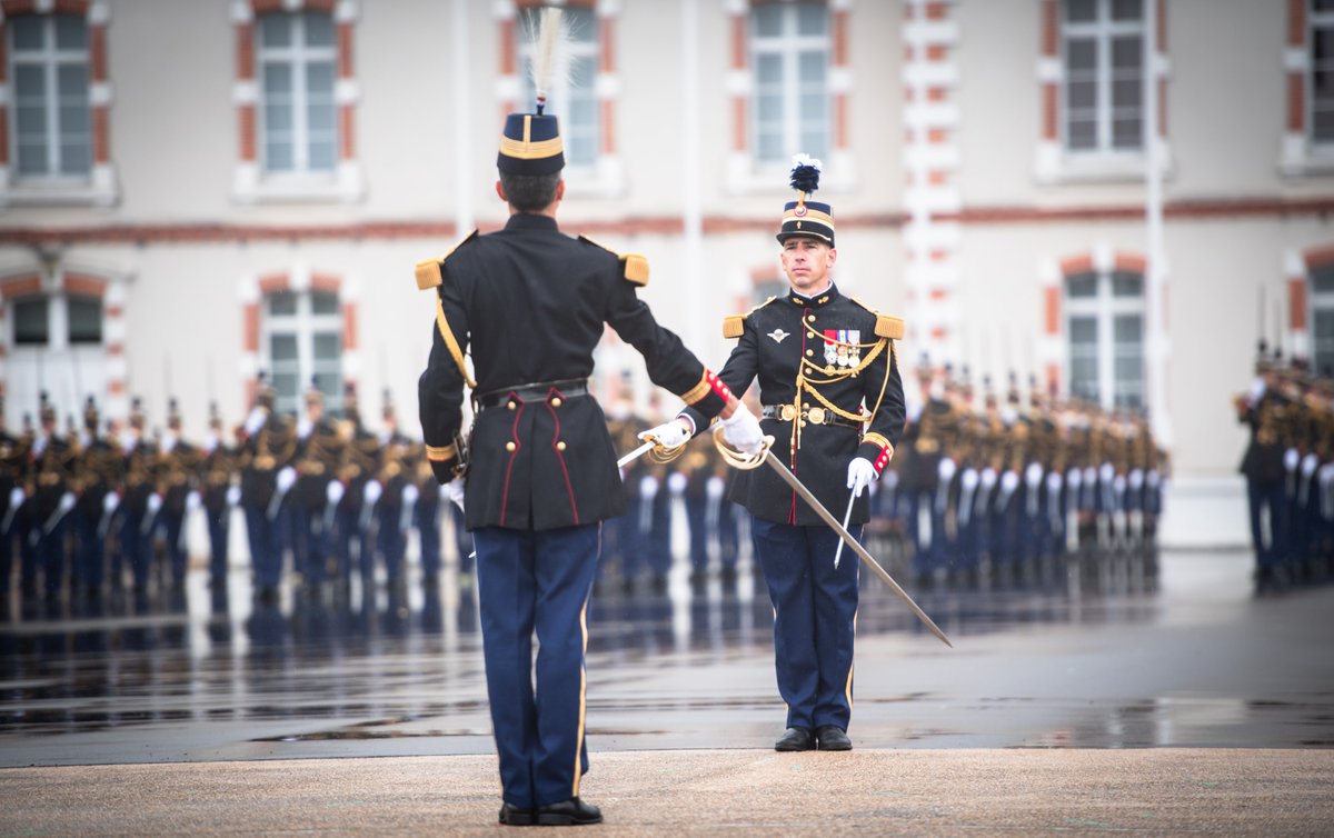 Gendarmerie's tweet photo. #EOGN 🇫🇷 Vous aimez les belles tenues ? Nous aussi ! Retour en images sur la cérémonie de fin de cursus de la 127e promotion « Général de division Morel » et baptême de la 128e promotion « Combat de Pontlieue »   
📷 T. Doublet #Gendarmerie #SIRPA https://t.co/sJ9QJtWEKD