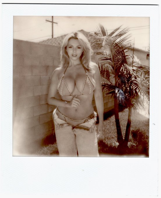 tell me i look like ur mum in the 70s https://t.co/oiA0K9yNHz