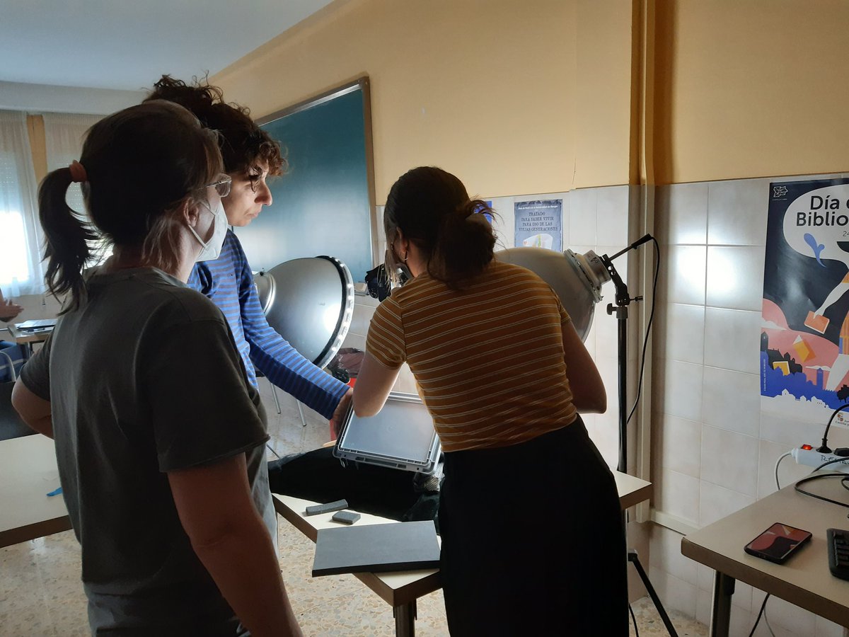 Olalla_Prado's tweet photo. Real artists here😍! @RosaHuguetP @elenaMorRib and @GuillnMaria getting ready for the big moment 👀📸 #SimaDelElefante #FirstEuropean @FATAPUERCA https://t.co/226NYxBuMy