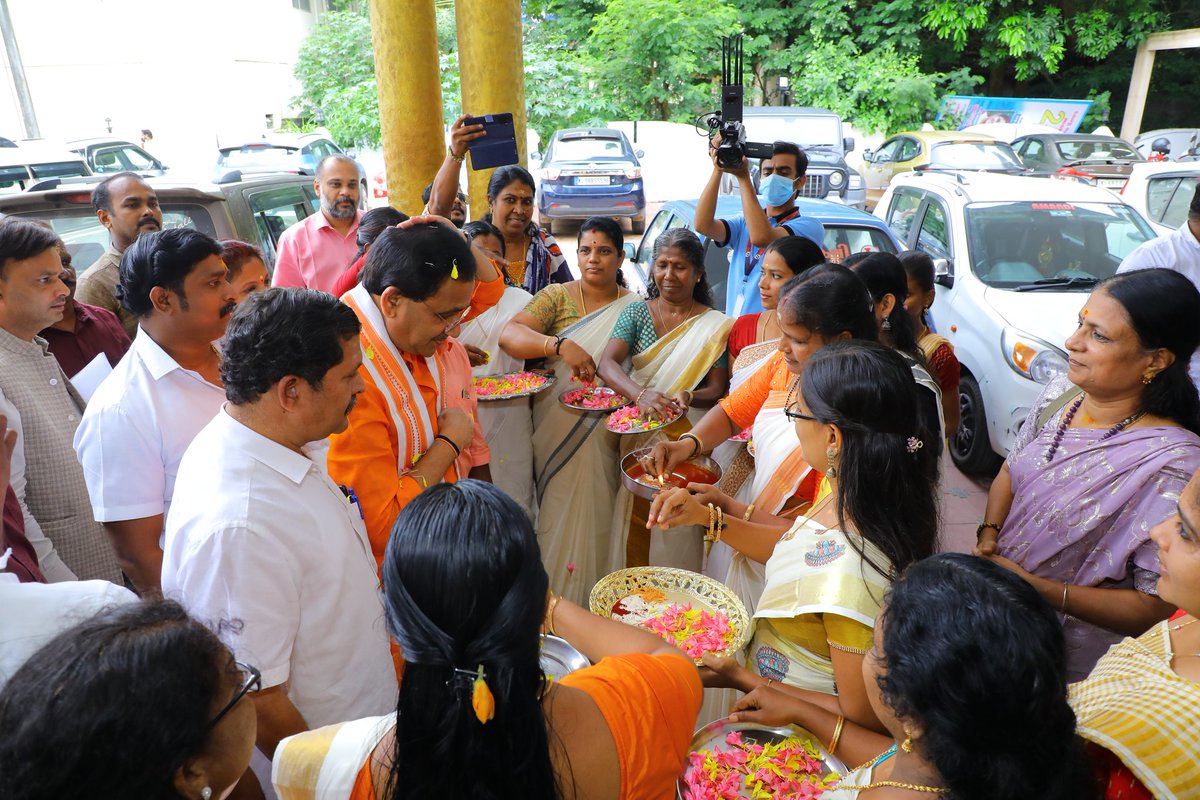 BJP4Palakkad's tweet photo. കേന്ദ്ര കെമിക്കൽ &amp; ഫെർട്ടിളൈസെർസ് മന്ത്രി ശ്രീ.ഭഗവന്ത് ഖുഭ പാലക്കാട്‌ ജില്ലാ ഭാരവാഹി യോഗം ഉദ്ഘാടനം ചെയ്യുന്നു

#BJP4Palakkad
#8YearsOfSeva
#8YearsOfDevelopment https://t.co/sKVIWHKDpb