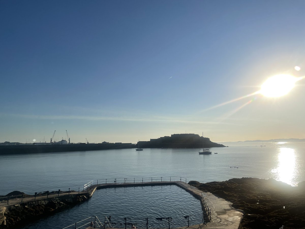 66Cupcake's tweet photo. A beautiful swim this morning from the Horseshoe, Havelet. https://t.co/47aEfGcvyy