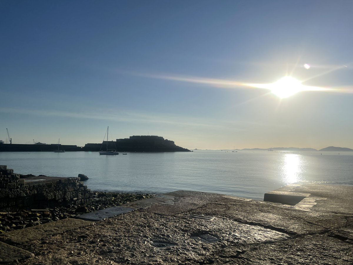 66Cupcake's tweet photo. A beautiful swim this morning from the Horseshoe, Havelet. https://t.co/47aEfGcvyy