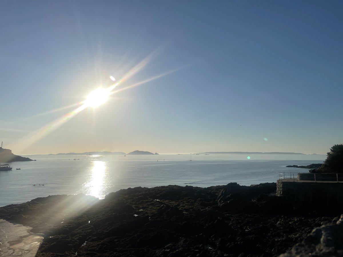 66Cupcake's tweet photo. A beautiful swim this morning from the Horseshoe, Havelet. https://t.co/47aEfGcvyy