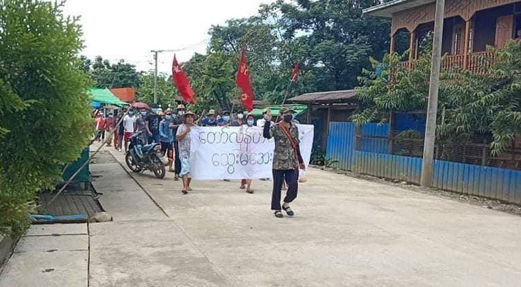 KYITHAR95368969's tweet photo. Local residents from #Lonkin group, #Hpakant Twp, #Kachin State, staged a marching strike to overthrow the #MilitaryDictatorship on July 8.

#2022July8Coup     
#HelpMyanmarIDPs     
#WhatsHappeningInMyanmar https://t.co/omGPKbEuZq