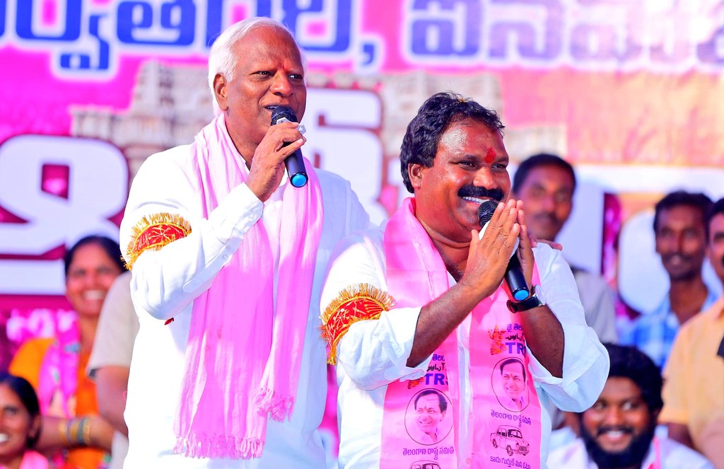ArooriRamesh's tweet photo. గౌరవ శాసన మండలి సభ్యులు ,మాజీ ఉప ముఖ్యమంత్రివర్యులు ,గురువర్యులు శ్రీ @KadiyamSrihari గారికి జన్మదిన శుభాకాంక్షలు...💐💐💐

May you live a Healthy,Happy,Peaceful &amp; Long life in public service...

Once Again Happy Birthday #Srihari_Sir... https://t.co/VRivksvWOt
