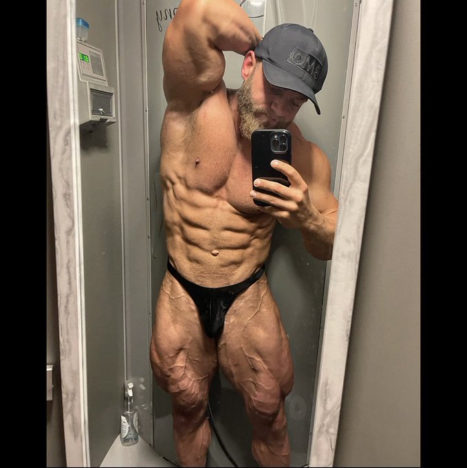 Took me 30 years but I finally got an 8 pack 🔥 https://t.co/2CFMmq6XkI<a href="/tag/8weeks"class="tags"><span>#8weeks</span></a>