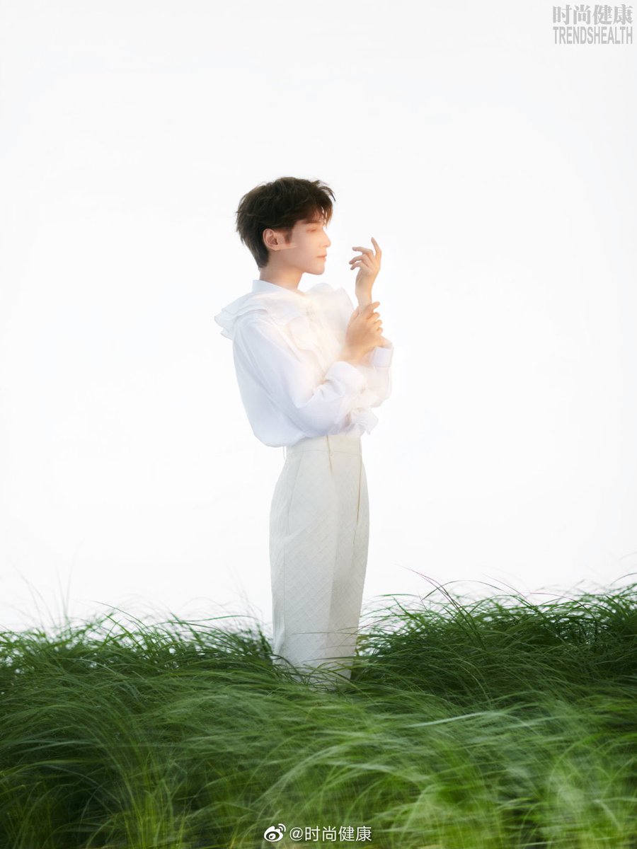 tueniensonglong's tweet photo. TRENDSHEALTH 22 years anniversary with the Summer Love Confession concept is finally out. What a word can describe this beauty?!
Cre: 时尚健康
#FeiYunXi #PhiVanHe #飞云系 #เฟยอวิ๋นซี #Immortality #HaoYiXing #HaoYHanh #호의행 #ChenFeiyu #LuoYunxi #tueniensonglong #TNSL https://t.co/lqSOiLHzg6