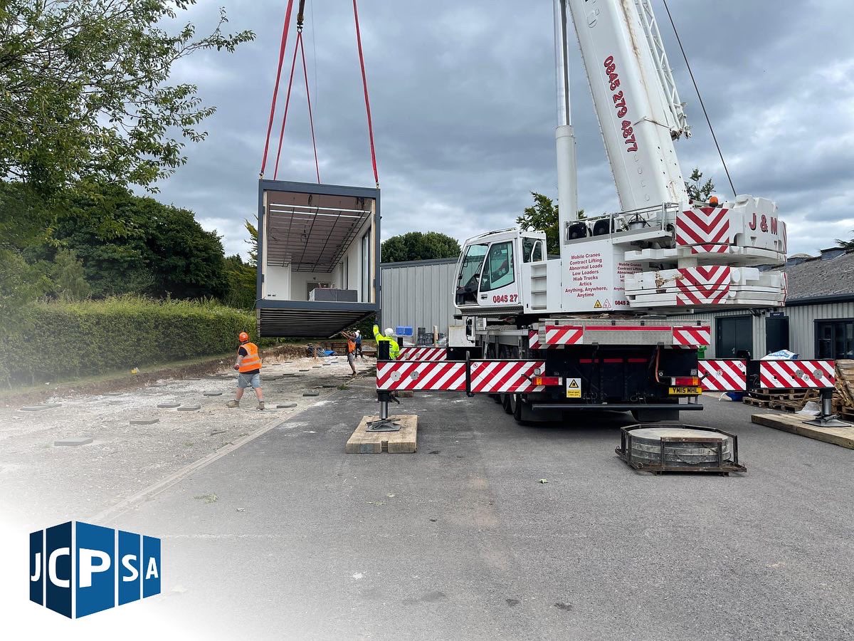 jcpsaltd's tweet photo. Part 1… 🏗🚚 Big delivery this week to Winchester. Fantastic effort from all involved in transporting this Bespoke 200m2 5-bay #Modular #newbuild 👏🏼

Part 2 of completed building coming soon 🤩

#modularbuilding #modularconstruction #portablebuilding #prefab #construction #hiab https://t.co/vglHfov63u