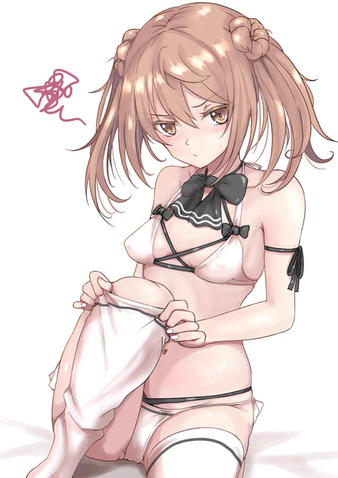 ビキニーソ満潮

満潮「神通さんに秘書艦の夏の制服だって渡されたけど、おかしいでしょ、コレ」 