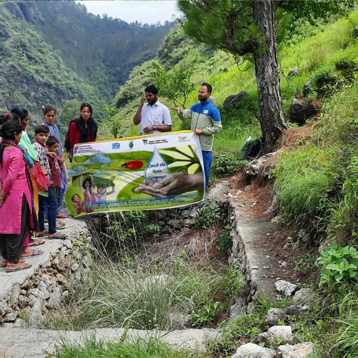 sangeeta_angom's tweet photo. #CTR-Activity 5
@Palas, Tehri Garhwal
WII-NMCG team had organised a meeting and discussions with women of village ‘Palas’ through traditional techniques of Chal Khal (trenches) and importance of their maintenance under the #CatchTheRainCampaign @wii_india @nwmgoi @MoJSDoWRRDGR https://t.co/8KFo9ACFUO