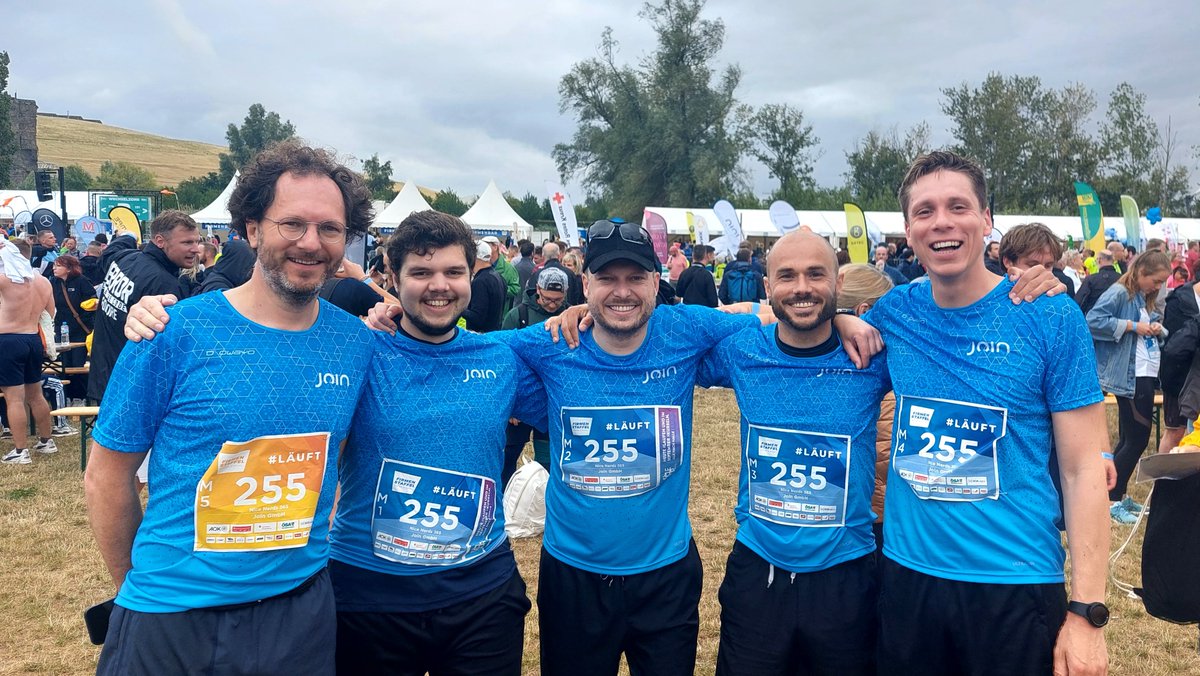 #Join #Läuft 🏃‍♂️
Und da ist unser erfolgreiches Läuferteam! Die 5 haben uns gestern super bei der #Firmenstaffel in Magdeburg vertreten. Vielen Dank an euch! 🎉💯💙
#Joinus #firmenstaffellaufmagdeburg #firmenstaffel #magdeburg #jedereinspezialist #alleeinteam #nicenerds365