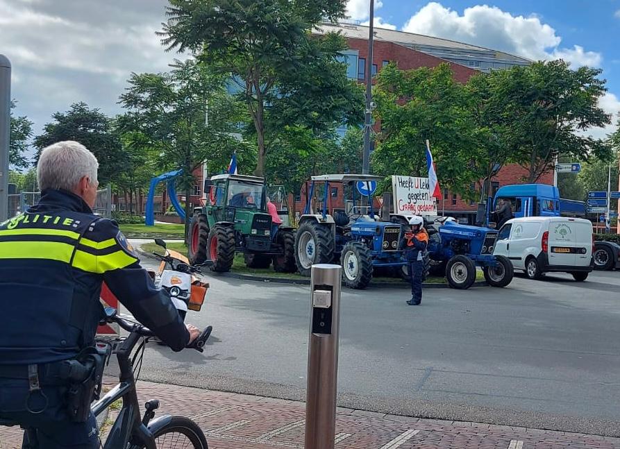POL_handel_alph's tweet photo. Goede samenwerking met organisator zorgde gisteren voor respectvolle protestbijeenkomst van #boeren in #Alphen . Blij met wederzijds begrip. https://t.co/tBLh0zX8ng