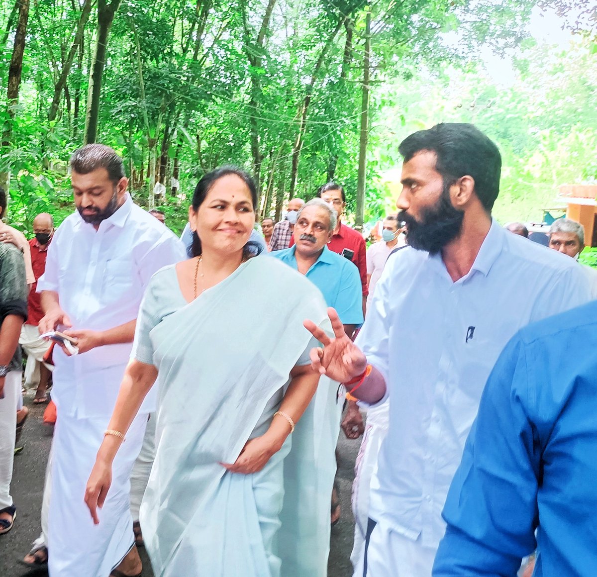 AdvVaisakh's tweet photo. കാഞ്ഞിരപ്പള്ളി മണ്ഡലത്തിൽ വെള്ളാവൂരിൽ ബൂത്ത് സന്ദർശനത്തിനെ ത്തിയ കേന്ദ്ര കൃഷി മന്ത്രി ശോഭ കറന്താലെജി യോടൊപ്പം

#government #politics #india #bjp #news #election #narendramodi #instagram #conservative #democracy #gujarat #currentaffairs #education #wakeup #SushriShobhaKarandlaje https://t.co/TW28tM2Mc1