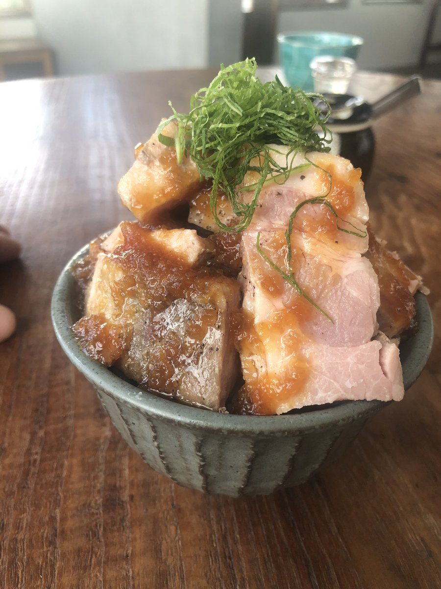 3OVyi3eubDguwzw's tweet photo. 江南水餃でござい🥟

本日、ほんとは芸能人方がいらして生放送のはずだったんですが、大きなニュースで来月に変更になりました！

でもそれはしゃーない！

今日から
ポークステーキ丼やります！
なんと一人前200グラムの低温ポークステーキ乗ります！
ご飯おかわり一回無料です！ https://t.co/l3GIfnRpF6