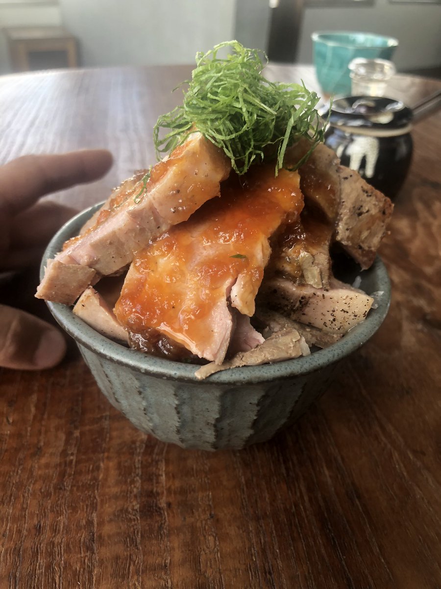 3OVyi3eubDguwzw's tweet photo. 江南水餃でござい🥟

本日、ほんとは芸能人方がいらして生放送のはずだったんですが、大きなニュースで来月に変更になりました！

でもそれはしゃーない！

今日から
ポークステーキ丼やります！
なんと一人前200グラムの低温ポークステーキ乗ります！
ご飯おかわり一回無料です！ https://t.co/l3GIfnRpF6