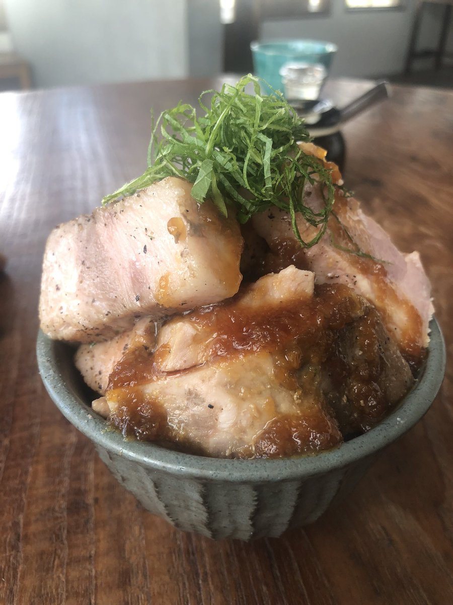 3OVyi3eubDguwzw's tweet photo. 江南水餃でござい🥟

本日、ほんとは芸能人方がいらして生放送のはずだったんですが、大きなニュースで来月に変更になりました！

でもそれはしゃーない！

今日から
ポークステーキ丼やります！
なんと一人前200グラムの低温ポークステーキ乗ります！
ご飯おかわり一回無料です！ https://t.co/l3GIfnRpF6