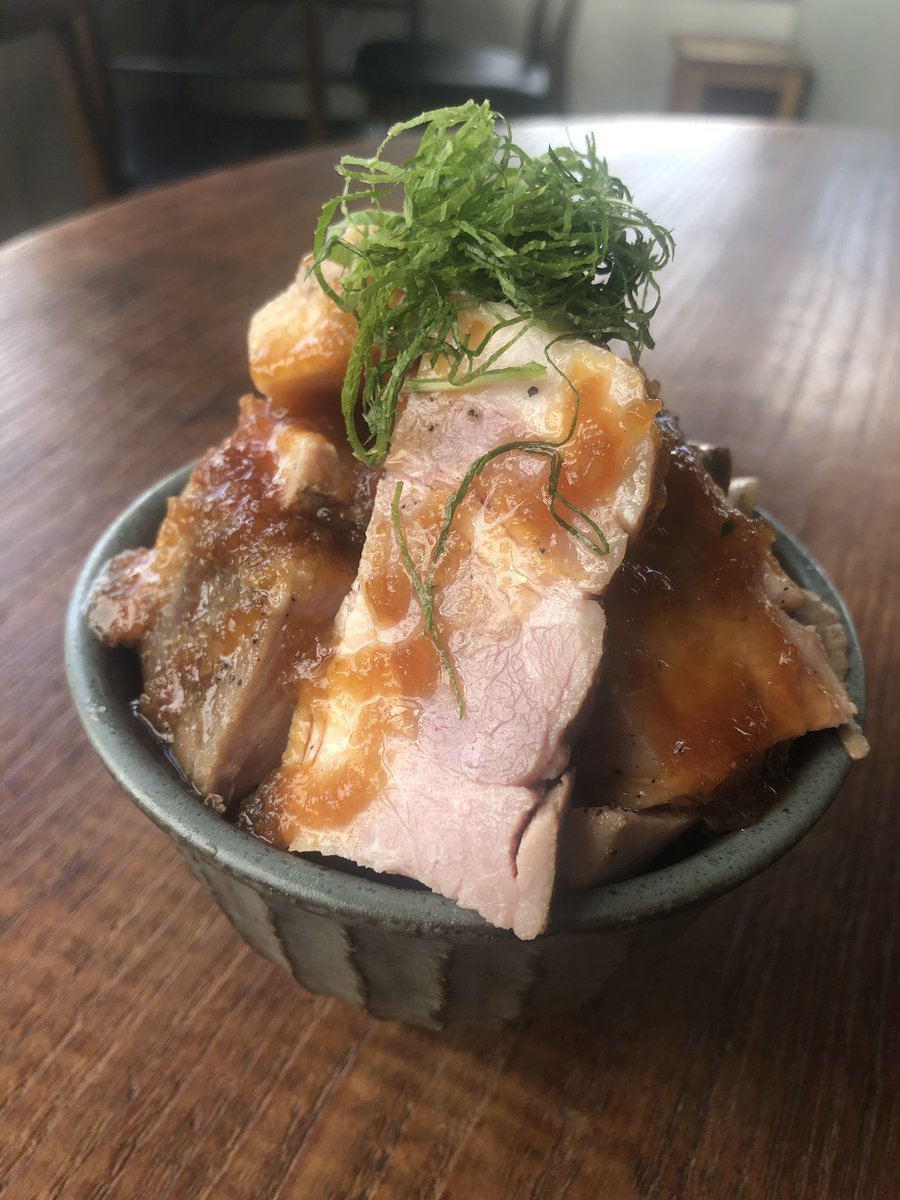 3OVyi3eubDguwzw's tweet photo. 江南水餃でござい🥟

本日、ほんとは芸能人方がいらして生放送のはずだったんですが、大きなニュースで来月に変更になりました！

でもそれはしゃーない！

今日から
ポークステーキ丼やります！
なんと一人前200グラムの低温ポークステーキ乗ります！
ご飯おかわり一回無料です！ https://t.co/l3GIfnRpF6