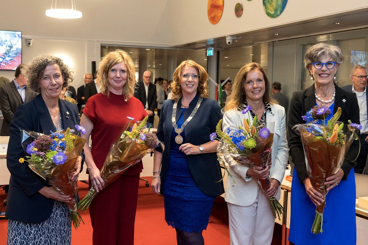 Teylingen heeft een nieuw college van burgemeester en wethouders. De wethouders zijn donderdagavond 7 juli geïnstalleerd, tijdens een raadsvergadering in het bestuurscentrum. Gefeliciteerd💐 <a href="/marliesvolten/">Marlies Volten</a> <a href="/HeleenHooij/">Heleen Hooij</a> <a href="/renywietsma/">Reny wietsma</a> <a href="/elsbethkoek/">Elsbeth Koek</a>
