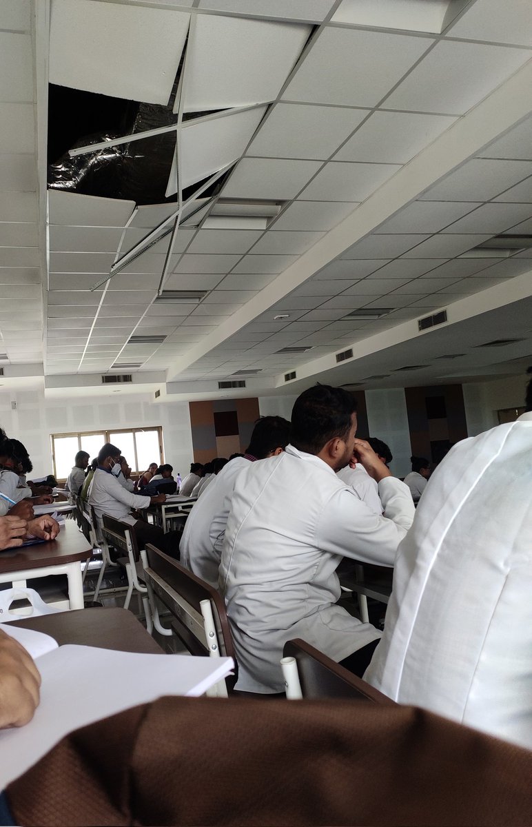 SubhamN84646646's tweet image. Conditions of LT3 ( 3rd year lecture hall) . Thess  are not thermocol, these are POP , which can definitely injury you.