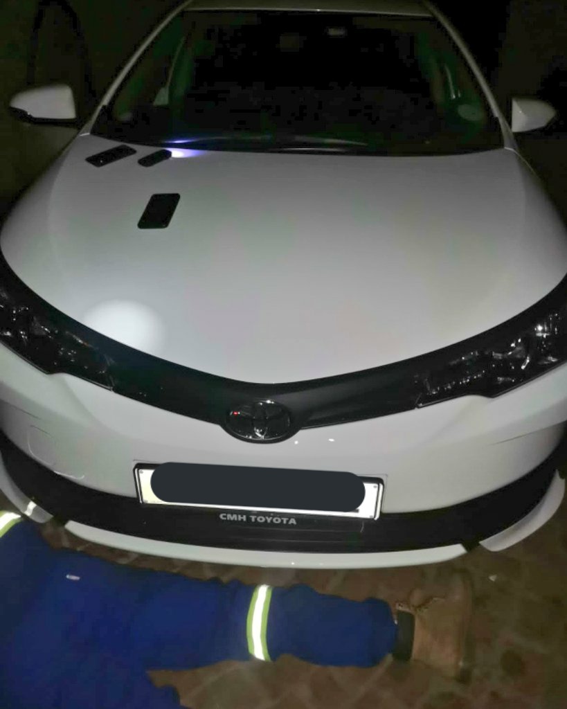 JoburgMPD's tweet photo. Info received by #JMPD K9 officers of 2x vehicles that were stolen under false pretence. The vehicles were tracked to a house in Kensington. On arrival 3x suspects were found in the act busy stripping the vehicles. All suspects were arrested &amp; 2x vehicles recovered. #BuyaMthetho https://t.co/YoRFFxPquY