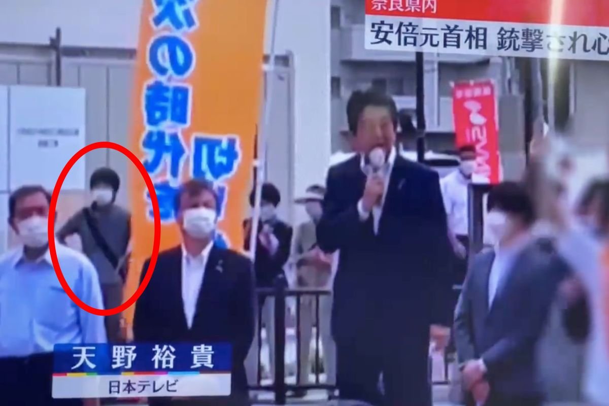 🇯🇵 The moment former Japanese Navy sailor Tetsuya Yamagami began stalking Shinzo Abe – while waiting for an opportunity to shoot.