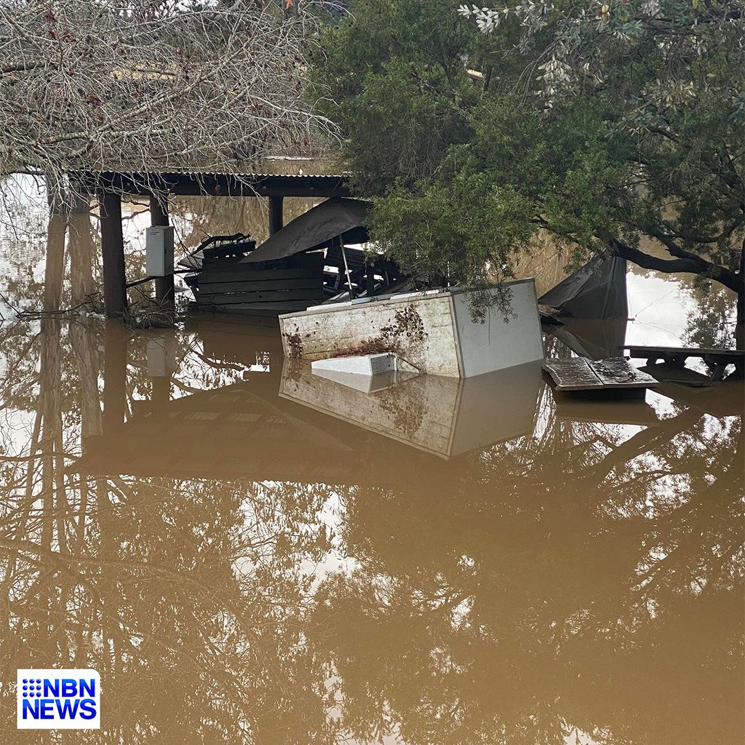 nbnnews's tweet photo. The clean up begins in Broke, Wollombi, Maitland and Bulga after days of flooding. 

The SES has lifted evacuation orders for Glenridding, Dunolly and Broke this afternoon.

#NBNNews | Nightly at 6pm https://t.co/7ltMF0dDmR