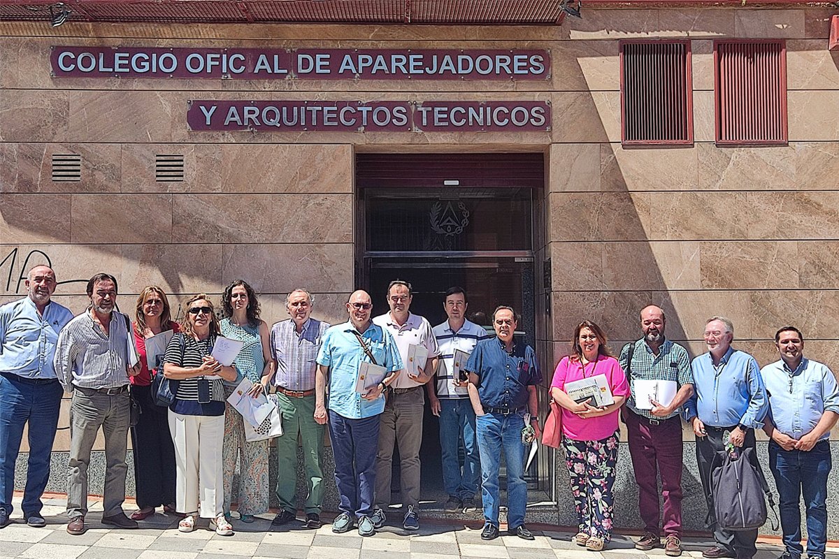 CLMaparejadores's tweet photo. Celebración del Pleno del Consejo Regional de Aparejadores de CLM, en la que se ha trabajado sobre la implantación de las oficinas de rehabilitación de los fondos #NextGeneration. 
Toda la información en el siguiente enlace:
https://t.co/Keeknqd52r https://t.co/c63KUmsdQL