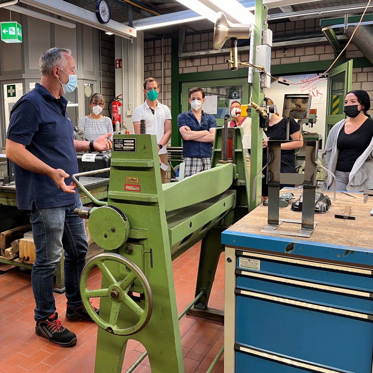 hwk_stuttgart's tweet photo. Das @handwerk_bw bietet Lehrkräften eine neue Fortbildung an: Zur besseren Berufsorientierung an allgemeinbildenden Schulen erhalten Teilnehmende tiefgreifende Einblicke in die vielfältigen Facetten des #Handwerk|s – dringend notwendig angesichts des #Fachkräftemangel|s. 🛠💡 https://t.co/nFFi0AyRE3