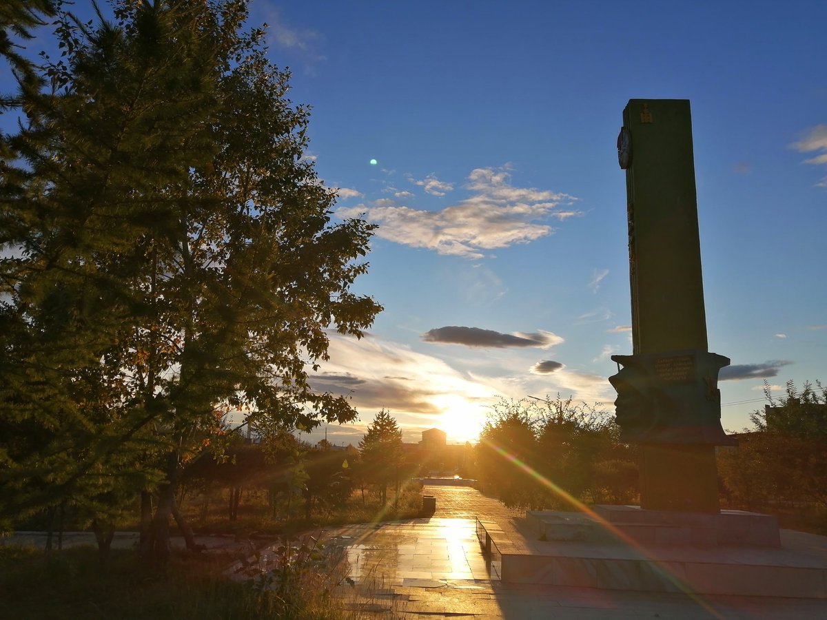 Нарс найгаа л
Навчис хийсээ л
Уулын оройд будан суугаа л
Шувуу буцаа л
Хяруу унаа л
Өвсөн толгойд цан буугаа л
Тал шарлаа л
Мал холхио л
Сэтгэл гэнэт догдлоо л
Салхи сэвээ л
Өрх дэвээ л
Өлөн тоос тэнгэрт босоо л
Айлууд нүүгээ л
Амрагууд холдоо л
Аяа хөөрхий, нүүдэлчний намар аа