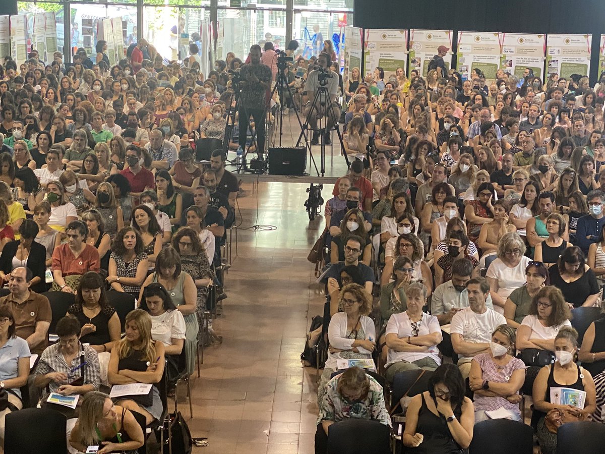 xarxaCb's tweet photo. XXI Jornada Anual de la #xarxadecompetencies
Obertura a càrrec del DG d’Innovació, Digitalització i Currículum @JoanCuevas
“Passem el poder de l’avaluació als aprenents”
#FormarPerTransformar
#AprenentatgeEntreIguals https://t.co/0AxTcU7cFu