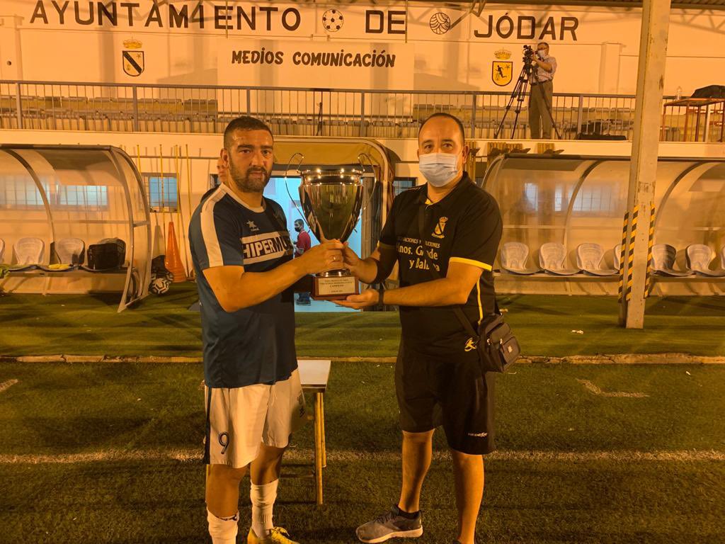 Y empezamos el día con otro fichaje !!! 👀👀
Miguel de Úbeda, delantero nato cuyo apellido es GOL. Miguel con su experiencia y su olfato goleador viene al JODAR CF para completar una delantera de autentica garantía junto a Jacob y Antonio Deco.
Bienvenido Miguel!!