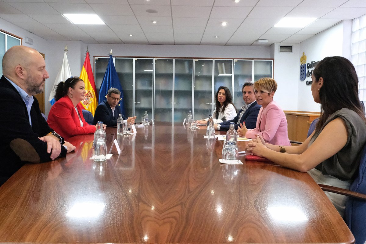 EICAGobCan's tweet photo. 📸La consejera #EcoGobCan, @Elenamanez, director de @agenciaiisi, @caconavarro, directora de Asuntos Económicos con #África, @NasaraCA, y gerente de @proexca, @dacilink,  se reúnen con la directora económica de @IsraelinSpain, Noa Heinemann, y responsables de @EmergeCanarias_👥 https://t.co/xi0jP6miFM