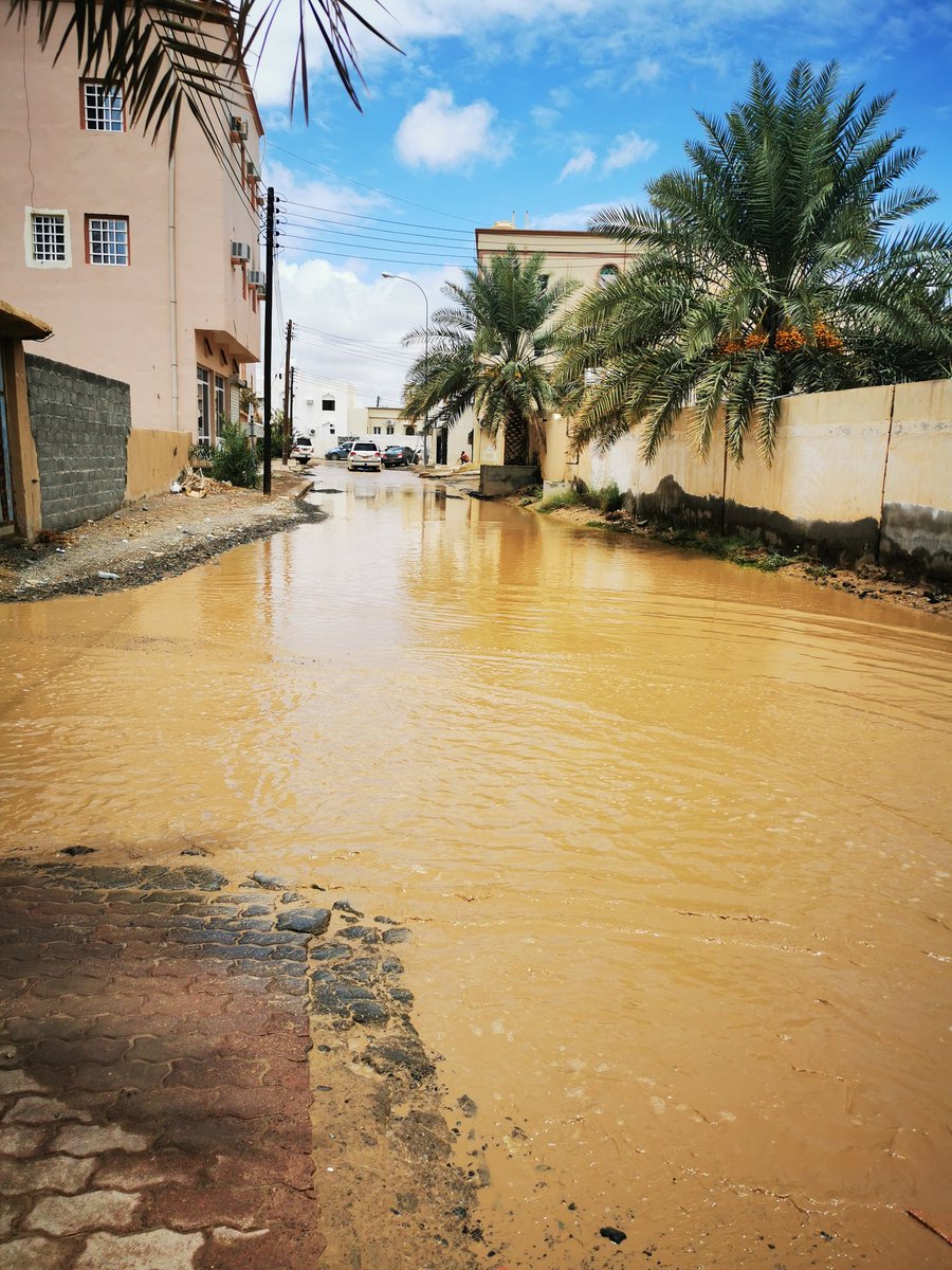 أين بلدية سناو والمسؤولين عن هذا الوضع الكارثي داخل المدينة. منظر غير مسؤول. شارع تم كسره ولم يعاد لفترة طويلة والان مع نزول الأمطار يصبح الوضع لا يليق ابدا.
#بلدية_سناو #محافظة_شمال_الشرقية