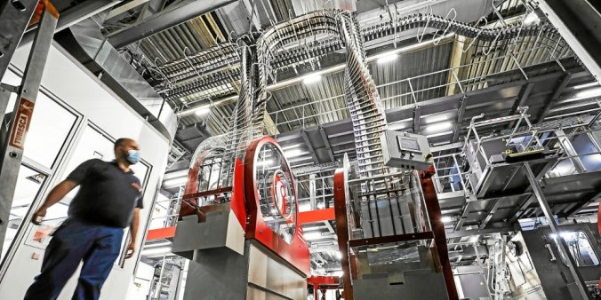 CyrilPetit's tweet photo. 165 000 à 185 000 journaux imprimés chaque jour entre 23 h et 3 h du matin : "Le Télégramme" met en service actuellement une nouvelle rotative et veut faire de son imprimerie l’une des plus modernes d’Europe.

https://t.co/71WtaAxXwl https://t.co/FUSJf9N9aT