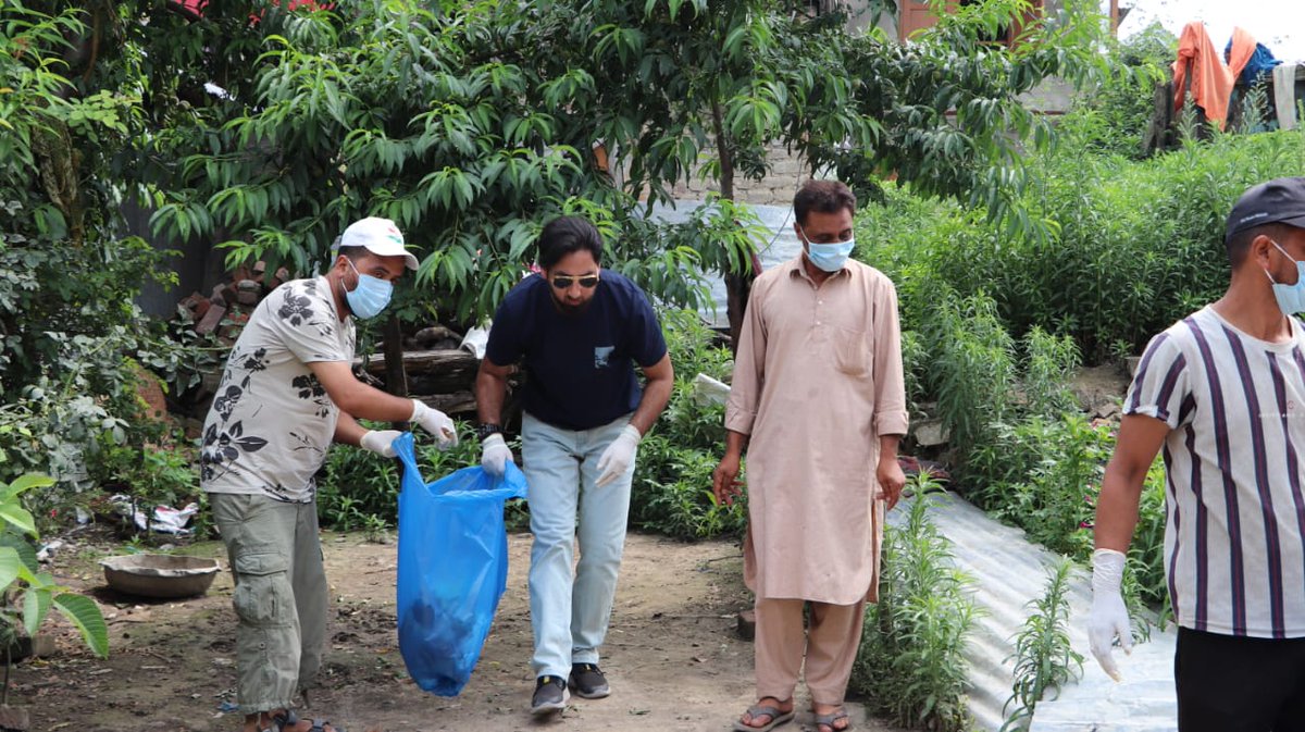 Varun83086413's tweet photo. Indian Army and White Globe NGO conducted a cleanliness drive in the inlands of Dal under the "Save Dal Clean Dal" campaign.
Hundreds of Locals from Kachri Mohalla, Lati Mohalla and Bhat Mohalla participated
#KFV
#KashmirsFloatingVillage
#CleanDal
#SaveDal https://t.co/uWF1tSJ3o4