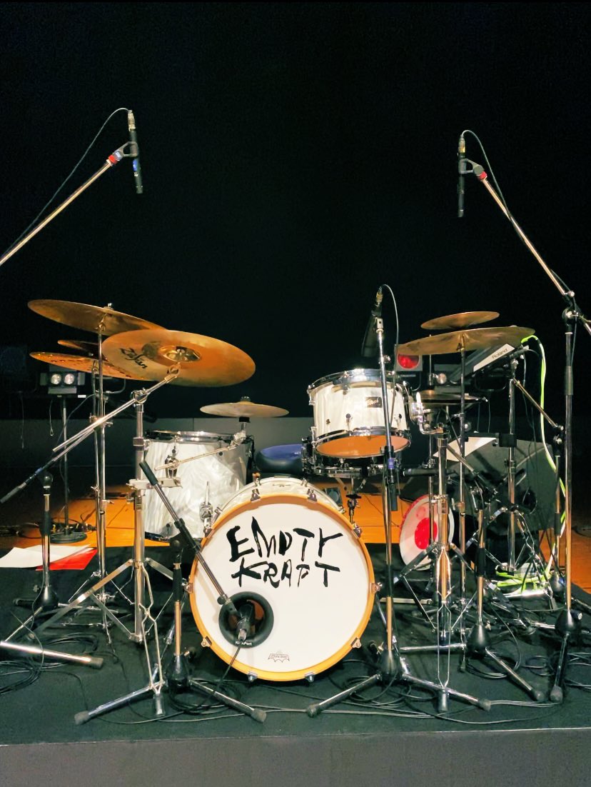 drums_atsushi's tweet photo. 久しぶりに芸術鑑賞教室での演奏でした。
いろいろとルールはあったけど、高校生の熱い元気を受け楽しくライブをし最高の時間でしたー!!
#emptykraft
#dancepaformance
#dancemusic
#芸術鑑賞教室 https://t.co/tU5wIUxjxx