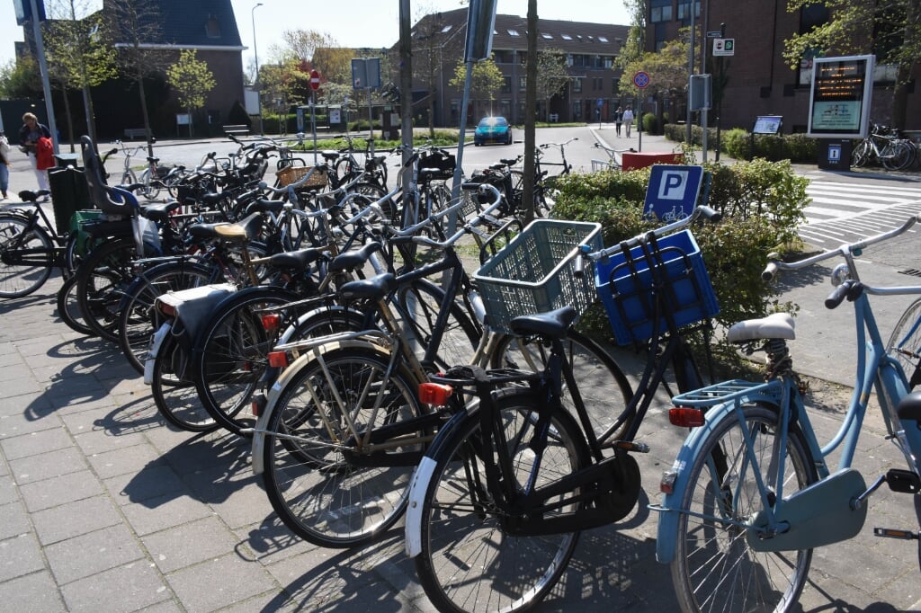 WillemsenEric's tweet photo. @cvinclusie Denk je nu echt dat de politiek zich daar druk om maakt? Al jaren niet op speciale plekken voor #invaliden handhaven bij oa het station in #weesp. En praat maar niet over de liften bij het station. Daar laat @ProRail zich nou niet van zijn beste kant zien. Gaat ook om MENSEN https://t.co/aMJj0AKCkl