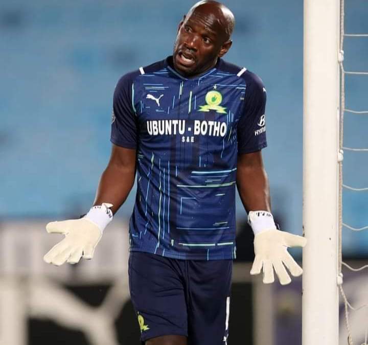 MoloantoaModise's tweet photo. Meet the man responsible for Khune's mental disorder and became 4th chpice keeper and enrolled for coaching licence and soon he will retire, @KaizerChiefs @Masandawana #Mweene https://t.co/Fptt6bEdQ0