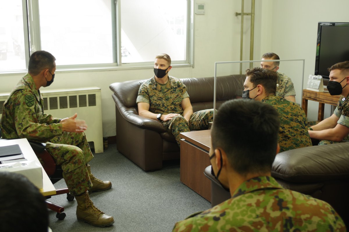 jgsdf_gcc_ardb's tweet photo. 【米海兵隊との専門家交流】
水陸機動団 特科大隊 は、米海兵隊航空艦砲連絡中隊と専門家交流を行いました。統合火力発揮や水路潜入に関する意見交換等を行い、部隊間の相互理解及び信頼関係を深め、日米同盟の強化を図る事が出来ました。
#水陸機動団 #特科大隊 #ANGLICO https://t.co/72veJtcQcK