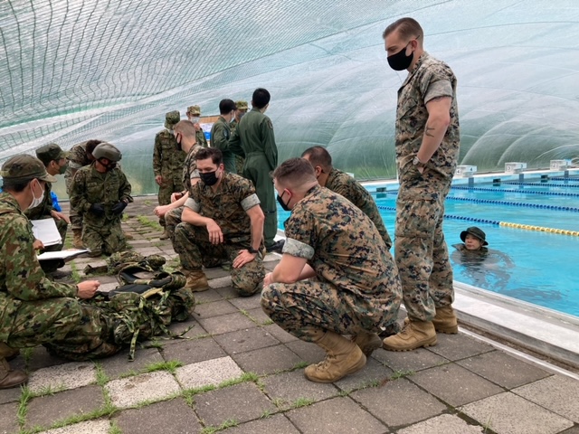 jgsdf_gcc_ardb's tweet photo. 【米海兵隊との専門家交流】
水陸機動団 特科大隊 は、米海兵隊航空艦砲連絡中隊と専門家交流を行いました。統合火力発揮や水路潜入に関する意見交換等を行い、部隊間の相互理解及び信頼関係を深め、日米同盟の強化を図る事が出来ました。
#水陸機動団 #特科大隊 #ANGLICO https://t.co/72veJtcQcK