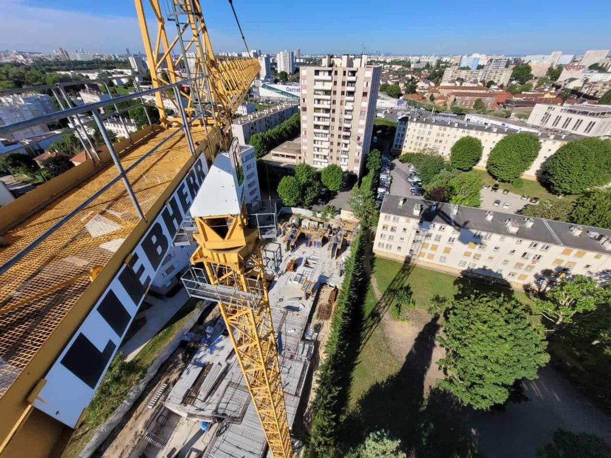 a_hexagone's tweet photo. Notre grue à tour Liebherr 200 EC-H 10 Litronic en location chez notre client MIRAN HABITAT sur un chantier à STAINS #200ech #liebherr200ech #montagegrue #liebherr #grue #construction #grueliebherr #grueliebherrech #chantier #grueatour #grueàtour #gruedechantier #france #travaux https://t.co/uf3iMcKjAP