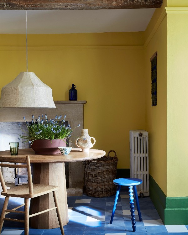 Paint_Centre's tweet photo. For an uplifting scheme, Indian Yellow brings joy and energy into the home.⁠
  
Ceiling: Flint ⁠
Walls: Indian Yellow
Skirting: Hopper
 
 Shop Via Our Paint Centre: https://t.co/klVSyx4ElI

#LittleGreene #IndianYellow #Hopper #thepaintcentrebync https://t.co/9gwLVi6FYp