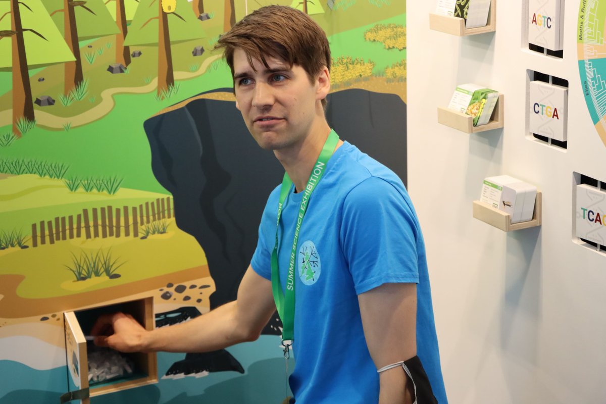 darwintreelife's tweet photo. Every morning @royalsociety #SummerScience, our public engagement supremo Jack shows our scientists all the cool things the #DarwinTreeOfLife stand does. Then they get to show it off to visitors!

Come check it out for yourself (we're here until Sunday)

https://t.co/2z1hJSq308 https://t.co/8I0pacODll