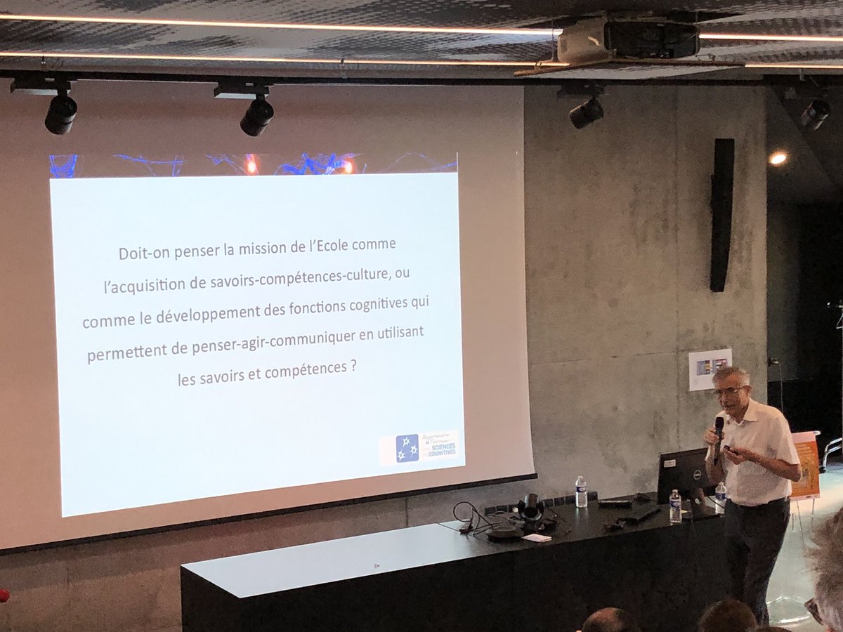 « Doit-on penser la mission de l’Ecole comme l’acquisition de savoirs-compétence-culture ou comme dvpt des fonctions cognitives pour agir penser-agir-communiquer en utilisant compétences/savoirs ? »Jean-Luc Berthier au Clés de l’Education par <a href="/CardieNantes/">CARDIE Nantes</a> #cogniclasse