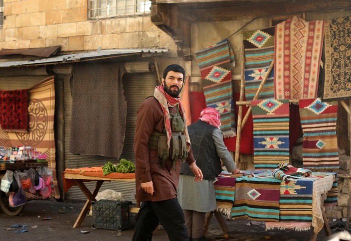 Artistanbul1's tweet photo. #EnginAkyürek  #ArasAydın #LeylaTanlar    #OnurBay Senaryo #AliDoğançay Konuk Oyuncu #ÖzgürÇevik  Proje Süpervizörü #BasriAlbayrak #Kaçış  DisneyPlus’ta 4. bölümle yayında… https://t.co/LkZRJEiEgC