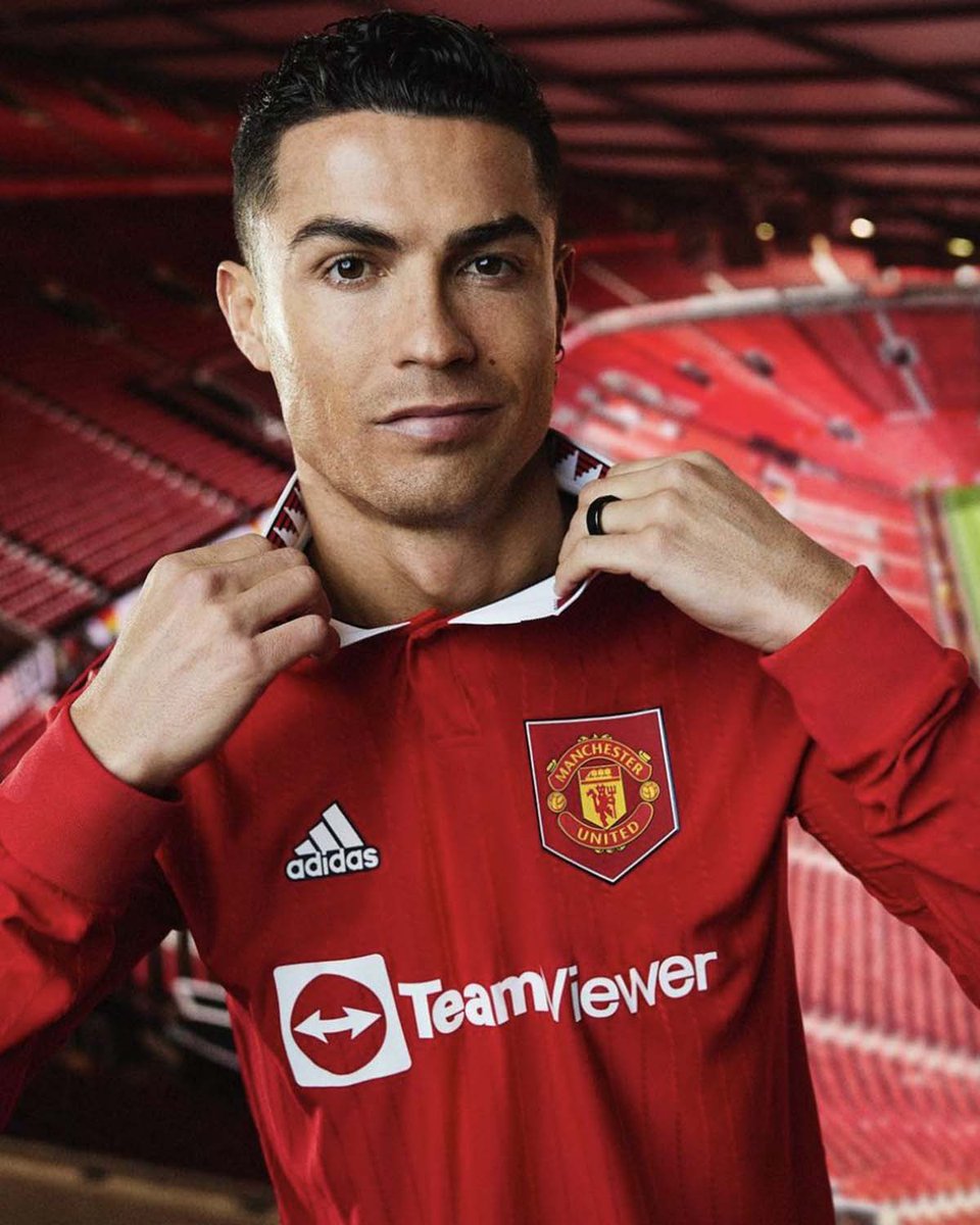 Manchester United launch their new home kit 🔴